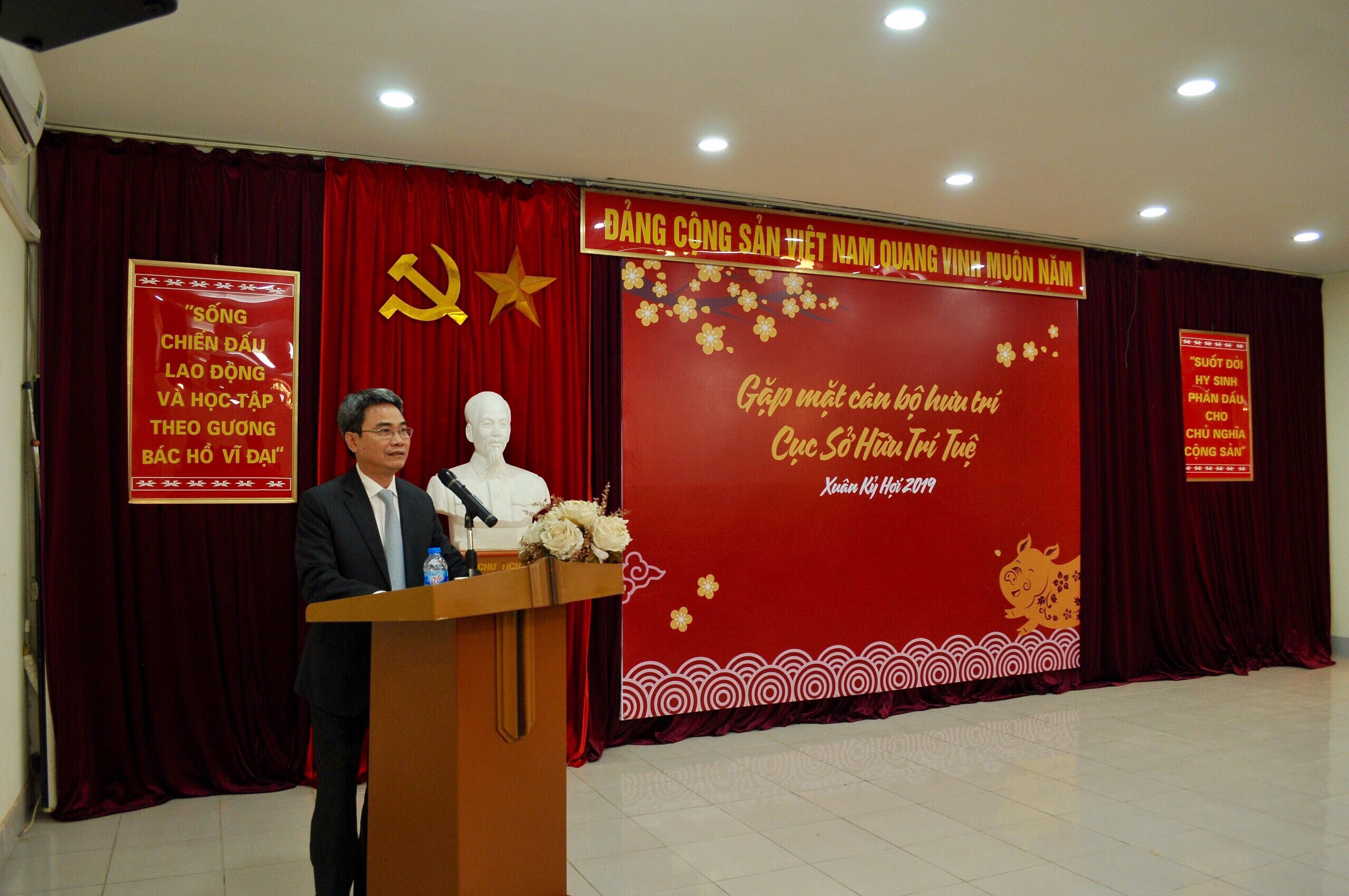 Mr. Đinh Hữu Phí, Director, speaking at the Meeting